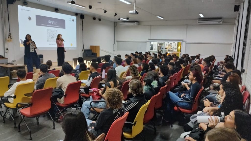 APP Campinas e UniAnchieta promovem encontro inspirador com a comunicadora Deh Bastos para alunos de Publicidade e Design